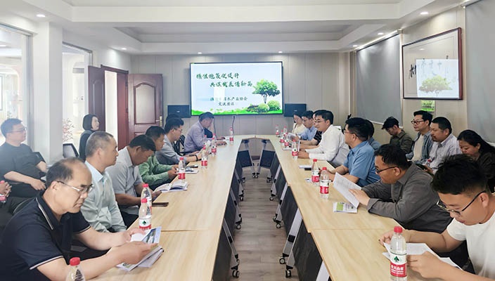 市苗木產業(yè)協(xié)會赴白馬湖園林公司考察交流