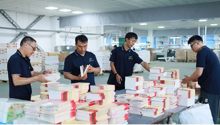 新華企業(yè)開足馬力趕印秋季教材教輔