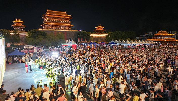 “夜經(jīng)濟(jì)”點(diǎn)燃煙火氣，市民樂(lè)享“文旅盛宴”